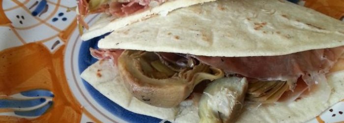 PIADINA CON CUORI DI CARCIOFO E CRUDO NOSTRANO