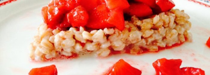 LA RICETTA DEL MESE DI APRILE: TORTINO DI FARRO CON FRAGOLE MARINATE