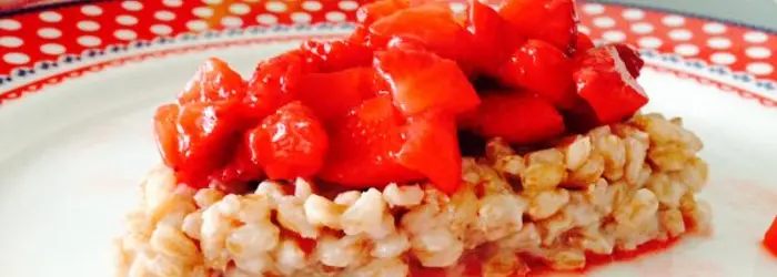 LA RICETTA DEL MESE DI APRILE: TORTINO DI FARRO CON FRAGOLE MARINATE