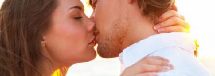 Il bacio è una delle più antiche funzioni umane  e se dopo tanto tempo è ancora di moda, qualche pregio lo dovrà  pur…..avere
