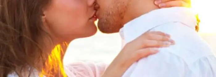 Il bacio è una delle più antiche funzioni umane  e se dopo tanto tempo è ancora di moda, qualche pregio lo dovrà  pur…..avere