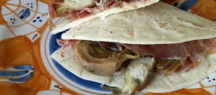 PIADINA CON CUORI DI CARCIOFO E CRUDO NOSTRANO