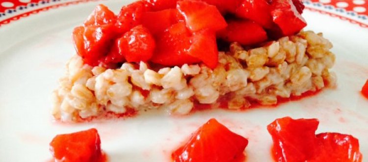 LA RICETTA DEL MESE DI APRILE: TORTINO DI FARRO CON FRAGOLE MARINATE