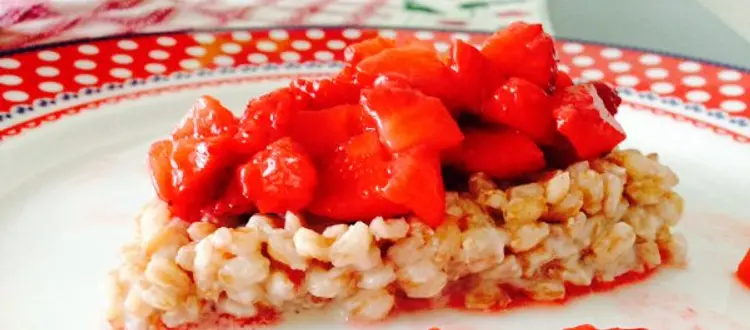 LA RICETTA DEL MESE DI APRILE: TORTINO DI FARRO CON FRAGOLE MARINATE