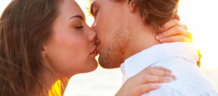 Il bacio è una delle più antiche funzioni umane  e se dopo tanto tempo è ancora di moda, qualche pregio lo dovrà  pur…..avere