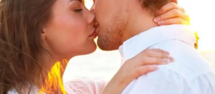 Il bacio è una delle più antiche funzioni umane  e se dopo tanto tempo è ancora di moda, qualche pregio lo dovrà  pur…..avere