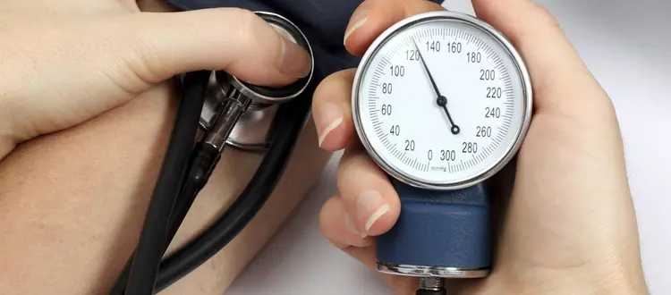 Degli stili di vita necessari per abbassare la pressione senza assumere medicine e di qualche altra curiosità